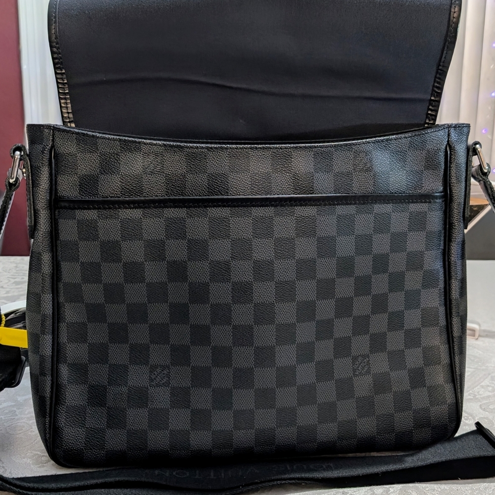 Louis Vuitton Damiere Graphite Daniel MM Messenger Like NEW🔥 - Picture 14 of 14